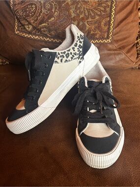 Rocket Dog Black and Cream Leopard Accent Platform Sneakers